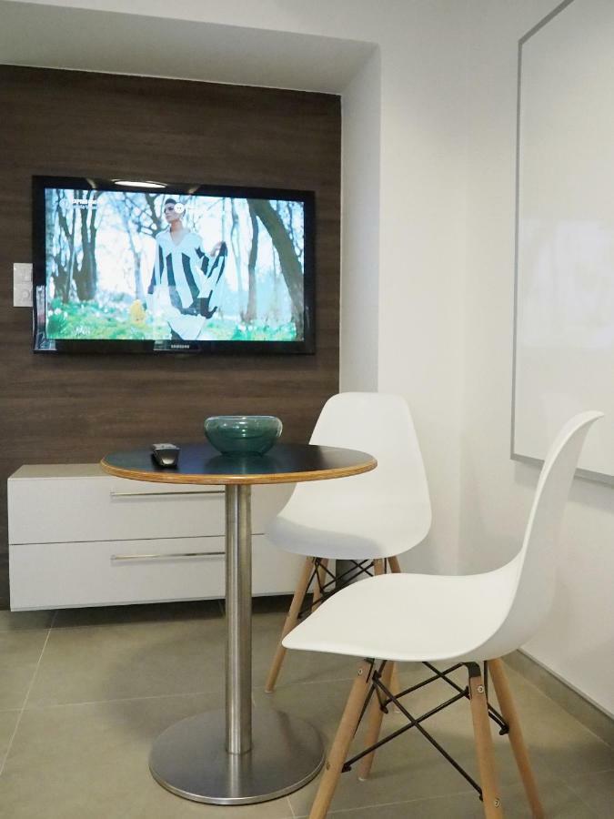 Ap10 - Apartments 4U Brezinova "Overnight Simply" Hradec Králové Екстериор снимка