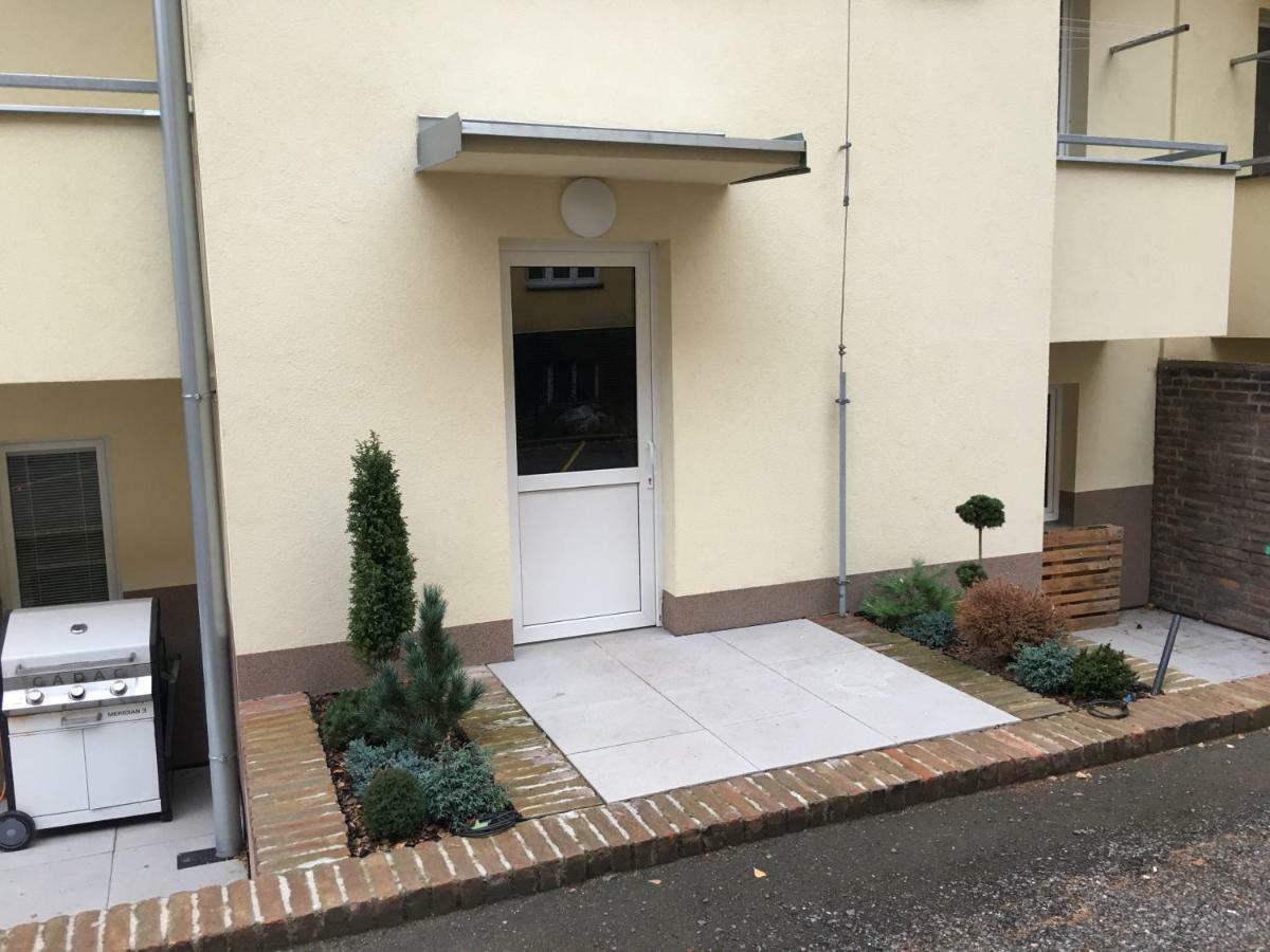 Ap10 - Apartments 4U Brezinova "Overnight Simply" Hradec Králové Екстериор снимка