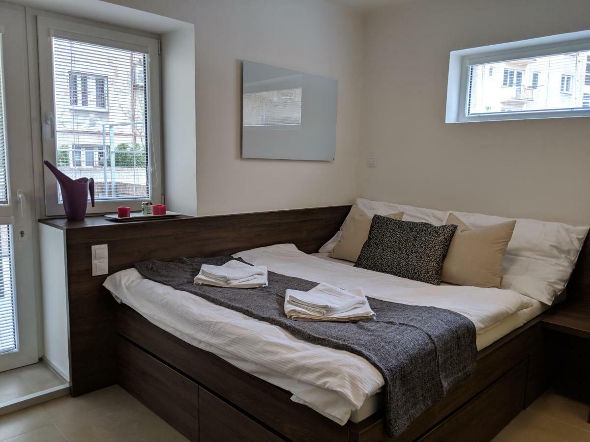 Ap10 - Apartments 4U Brezinova "Overnight Simply" Hradec Králové Екстериор снимка
