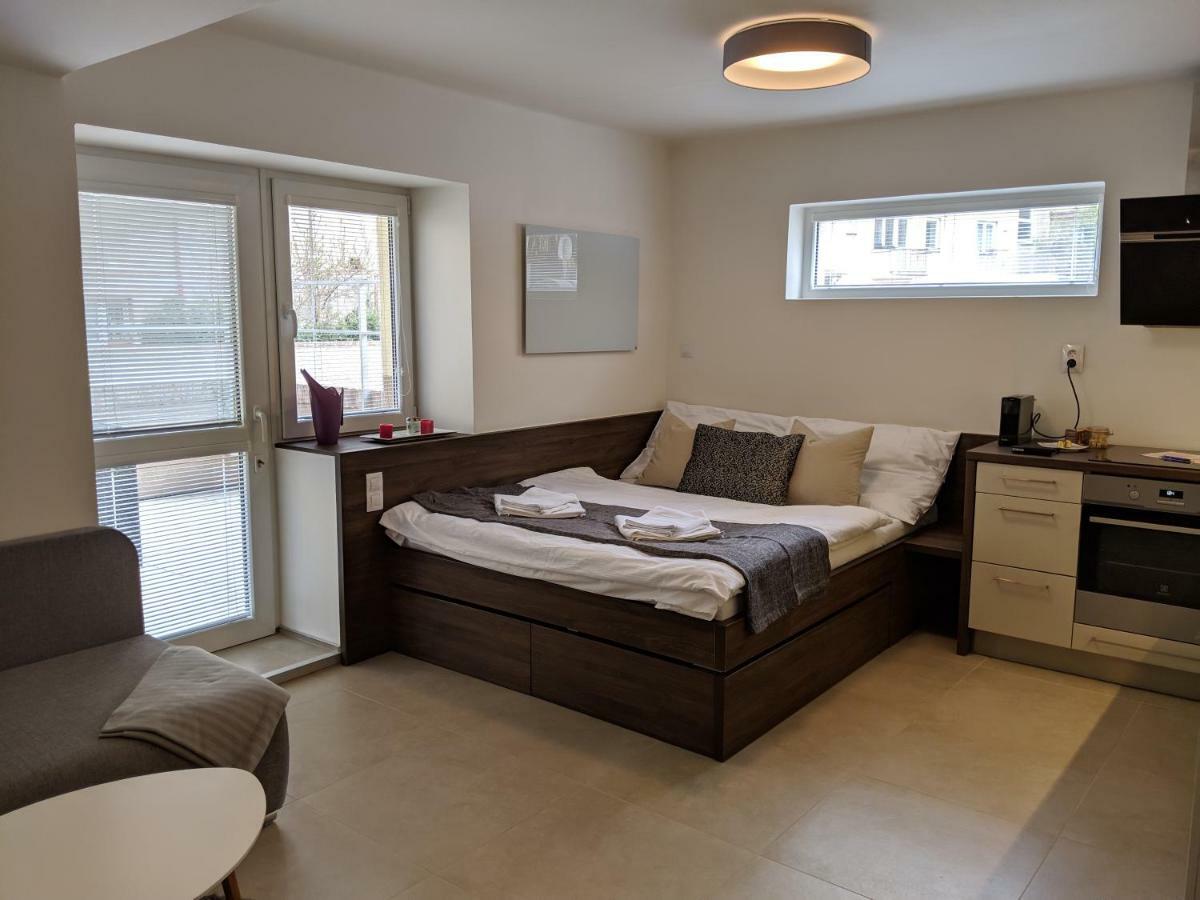 Ap10 - Apartments 4U Brezinova "Overnight Simply" Hradec Králové Екстериор снимка