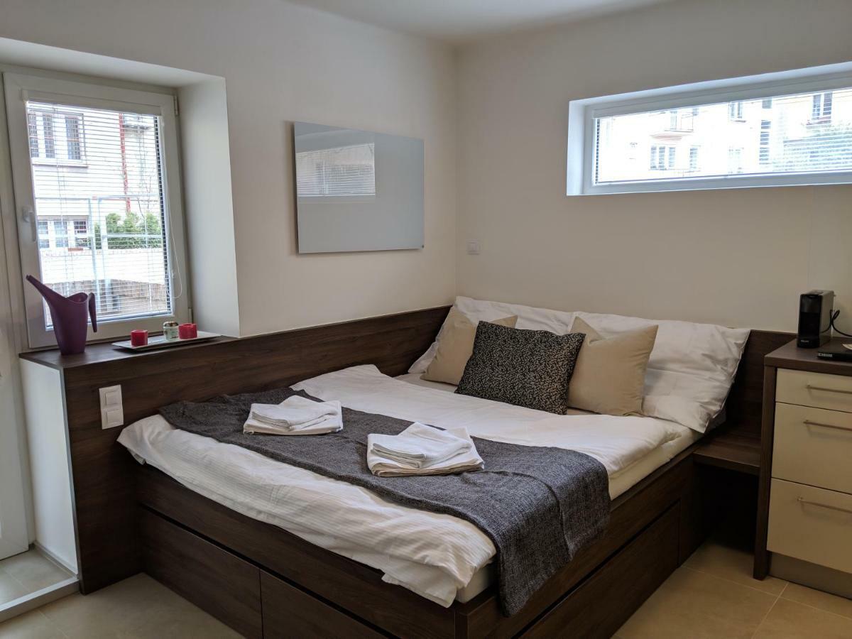 Ap10 - Apartments 4U Brezinova "Overnight Simply" Hradec Králové Екстериор снимка
