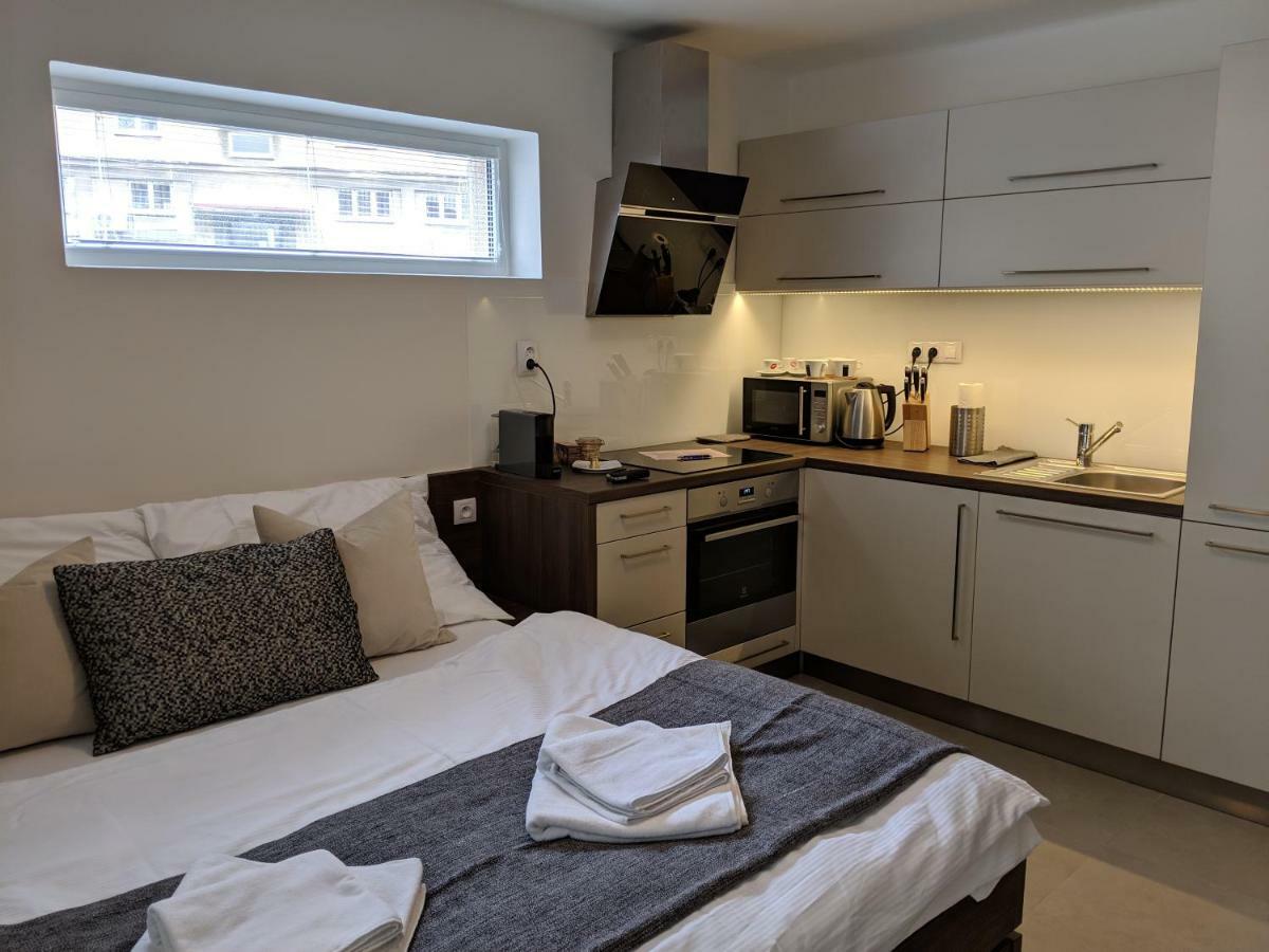 Ap10 - Apartments 4U Brezinova "Overnight Simply" Hradec Králové Екстериор снимка